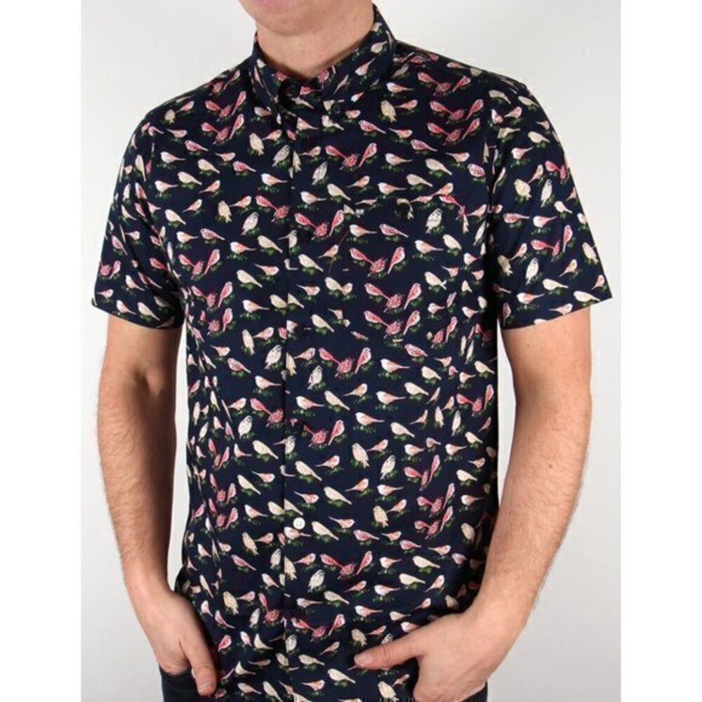 weekend offender | short sleeve button up in nash bird print | small